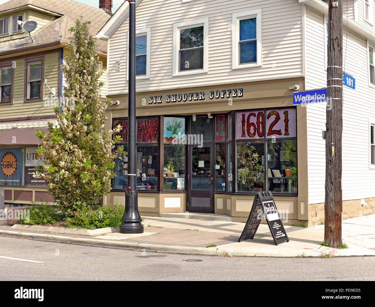 Six Shooter Coffee Shop in Waterloo und Osten 161 ist Teil der sprießenden Waterloo Kunst- und Unterhaltungsviertel in Collinwood, Ohio, USA. Stockfoto