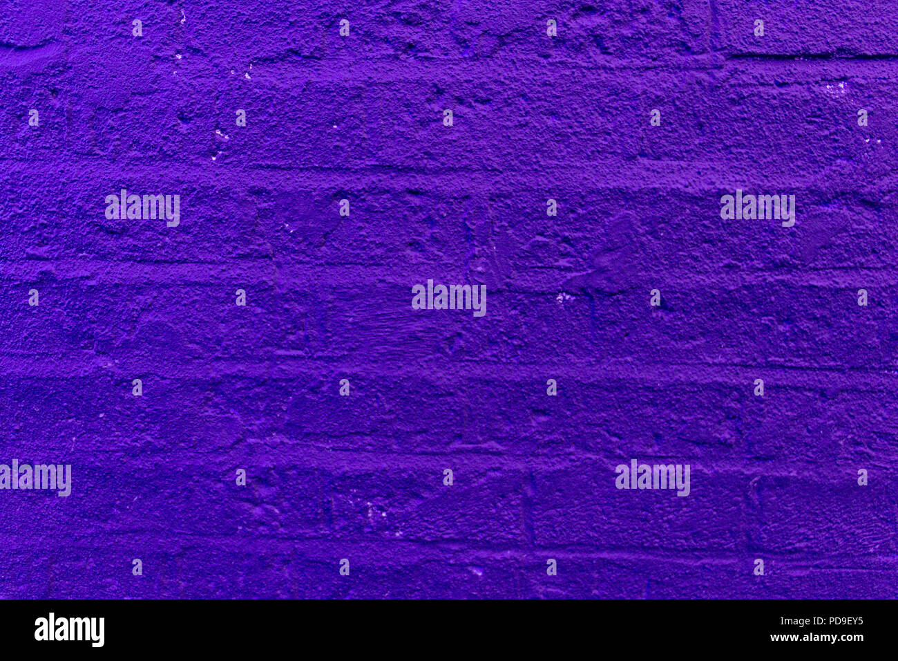 Nahaufnahme einer Lila, Ultra Violet, PANTONE-Farbe - Ultra Violett - bemalte Wand Ziegel Stockfoto