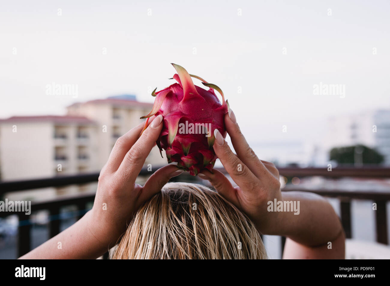 Close up Essen Bild von slised dragon Obst in die Hände der Frau. Travel inspiration Foto mit einer geringen Tiefenschärfe. Blur Hintergrund mit Copyspace für Stockfoto