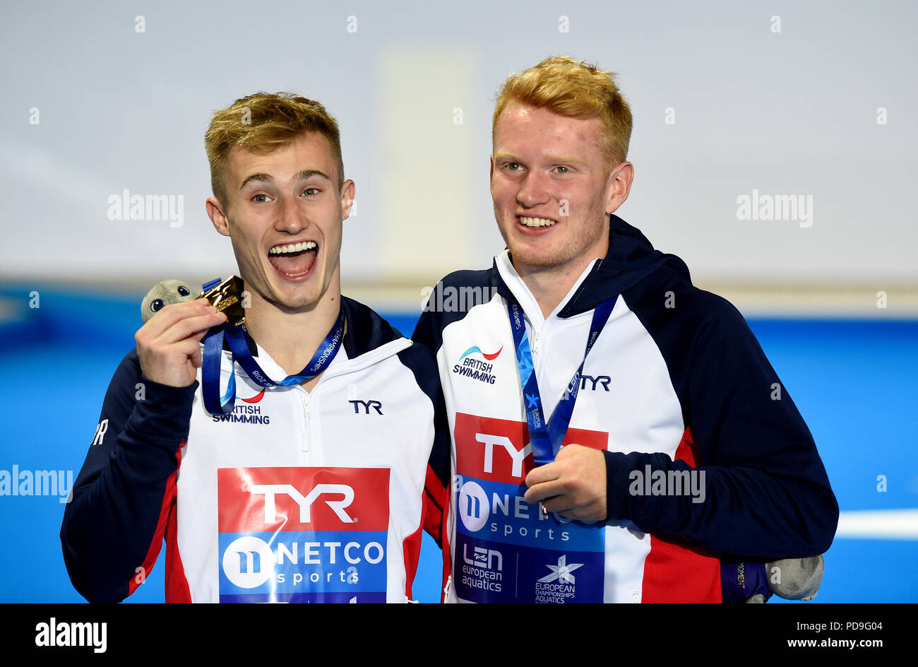 Großbritanniens Jack Lacher (links) und James Heatly feiern mit ihrem Gold und Bronze Medaillen nach den Herren 1m Sprungbrett Final am Tag sechs der 2018 europäischen Meisterschaften am Scotstoun Sport Campus, Glasgow. Stockfoto