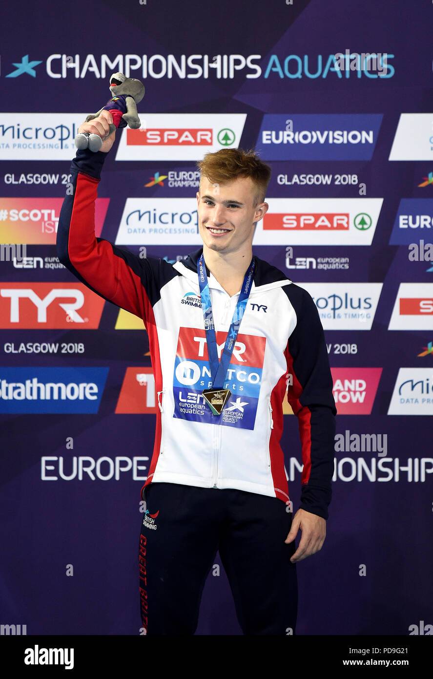 Großbritanniens Jack Lacher feiert mit seiner Goldmedaille in der Männer 1 m Sprungbrett Final am Tag sechs der 2018 europäischen Meisterschaften am Scotstoun Sport Campus, Glasgow. Stockfoto