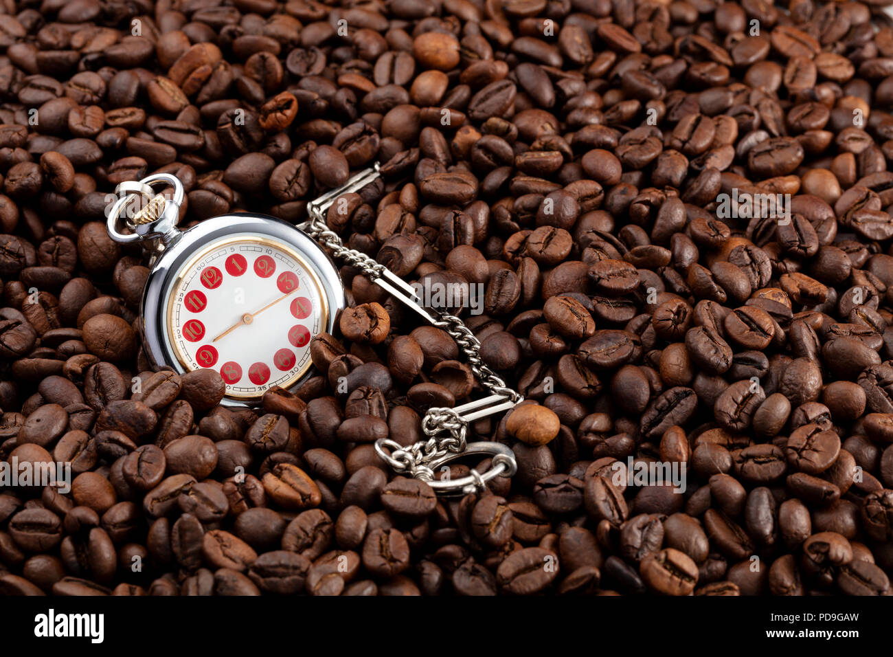 Eine Menge Kaffee Bohnen mit einer Hand beobachten, konzeptionelle Foto zeigt, dass es Zeit für einen guten Kaffee Stockfoto