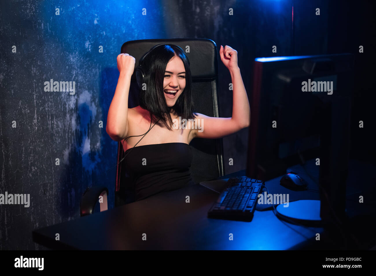 Portrait einer jungen glückliches Mädchen, nachdem er ein Video Spiel freut, - Feiern gewinnen in Gaming emotion Konzept. Stockfoto