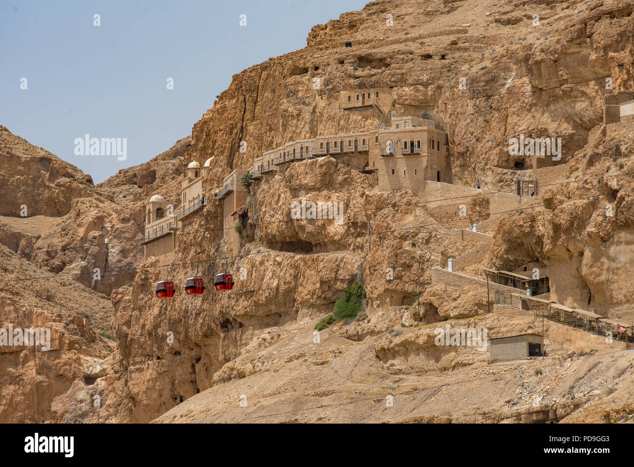 Rotes Kabel Autos vor dem Kloster der Qurantul auf die Palästinensische Berg der Versuchung, wo Jesus die tempratations Satans nach widerstanden Stockfoto