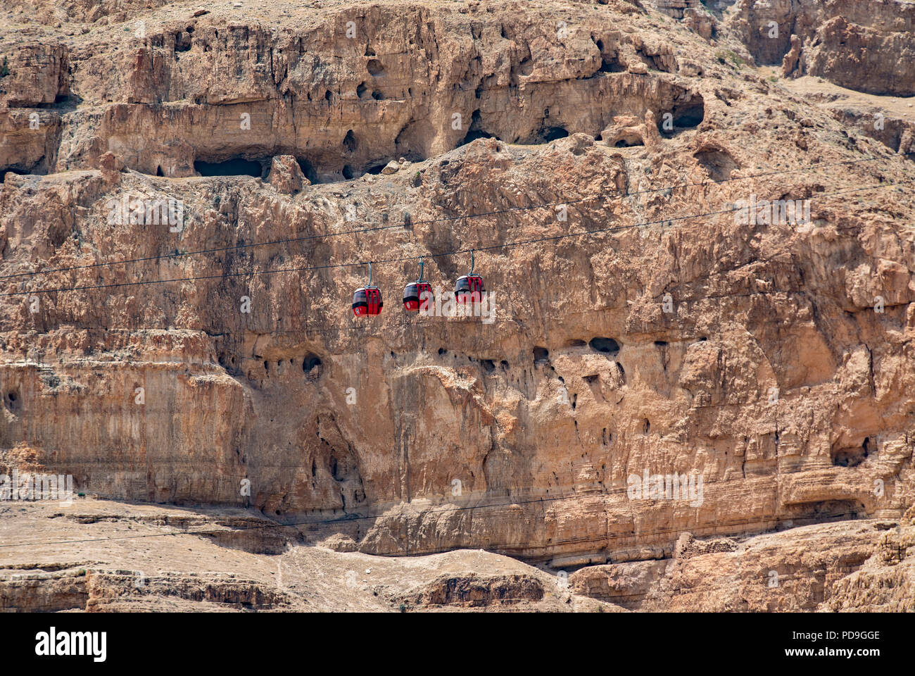 Rotes Kabel Autos vor die Höhlen auf der Palästinensischen Berg der Versuchung, wo Jesus die tempratations Satans nach dem Fasten für 40 Tag widerstanden Stockfoto