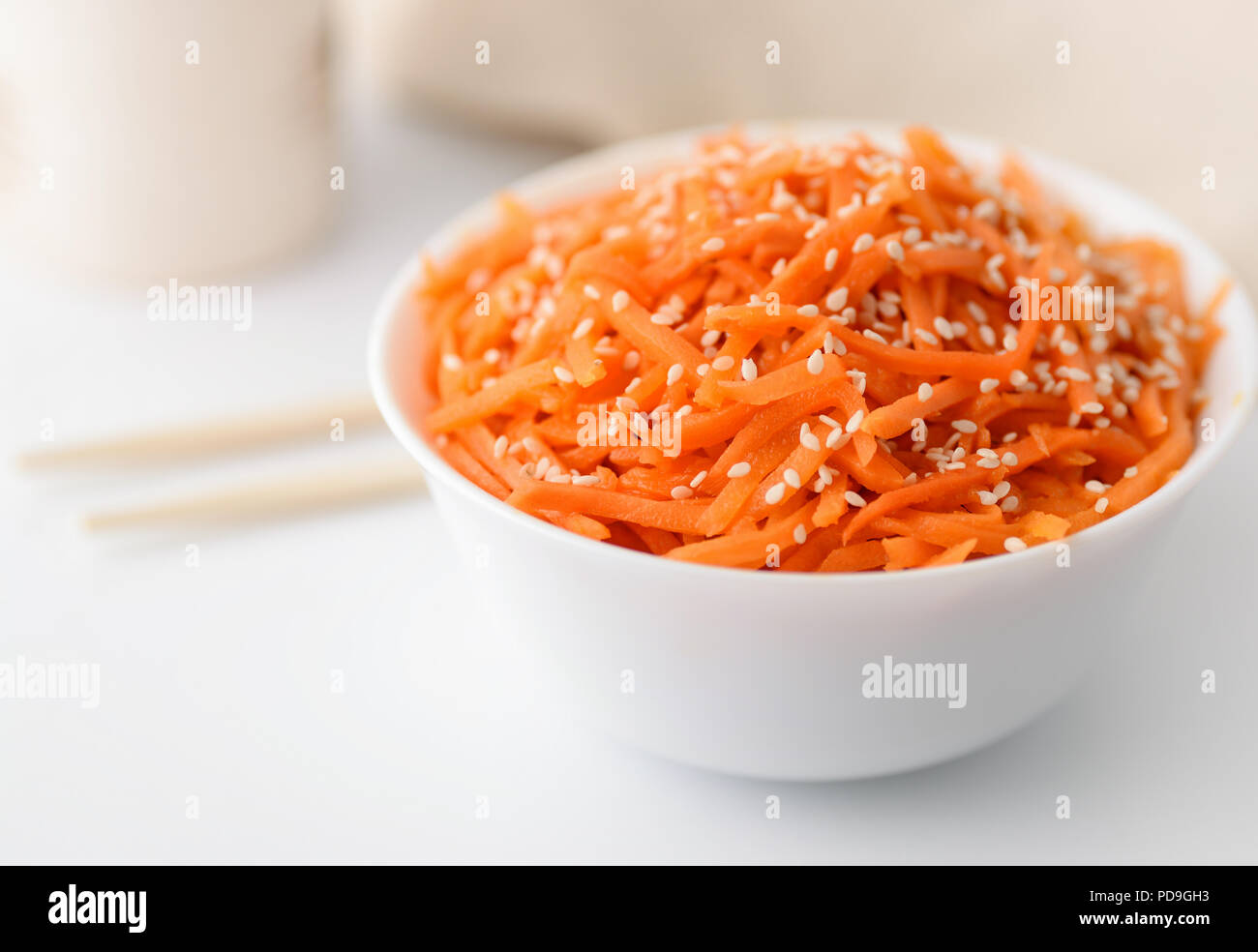 Koreanische Karotte namul Salat auf weißem Hintergrund Stockfoto