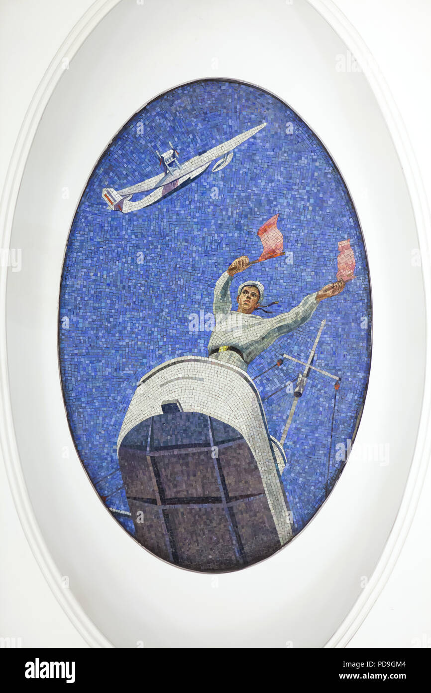 Signalgebers in der Decke Mosaik von sowjetischen Künstler Alexander Deyneka im U-Bahnhof Majakowskaja in Moskau, Rußland, mit dargestellt. Eines der Mosaike aus der dargelegten vierundzwanzig Stunden in den sowjetischen Luftraum von Russischen Mosaik master Vladimir Frolov im Jahre 1930 montiert. Stockfoto