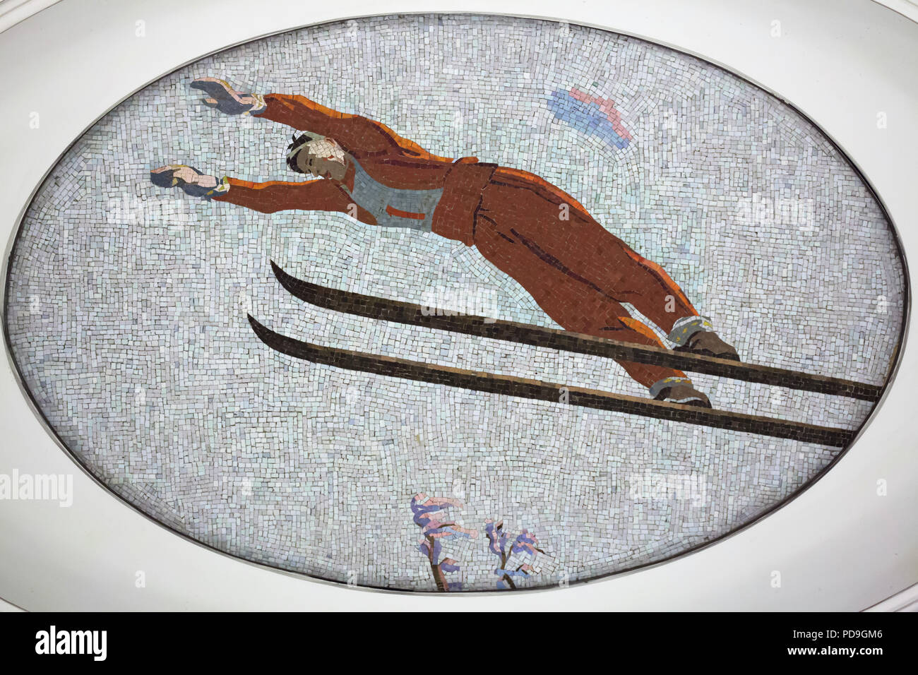 Der Skispringer in der Decke Mosaik von sowjetischen Künstler Alexander Deyneka im U-Bahnhof Majakowskaja in Moskau, Rußland, mit dargestellt. Eines der Mosaike aus der dargelegten vierundzwanzig Stunden in den sowjetischen Luftraum von Russischen Mosaik master Vladimir Frolov im Jahre 1930 montiert. Stockfoto