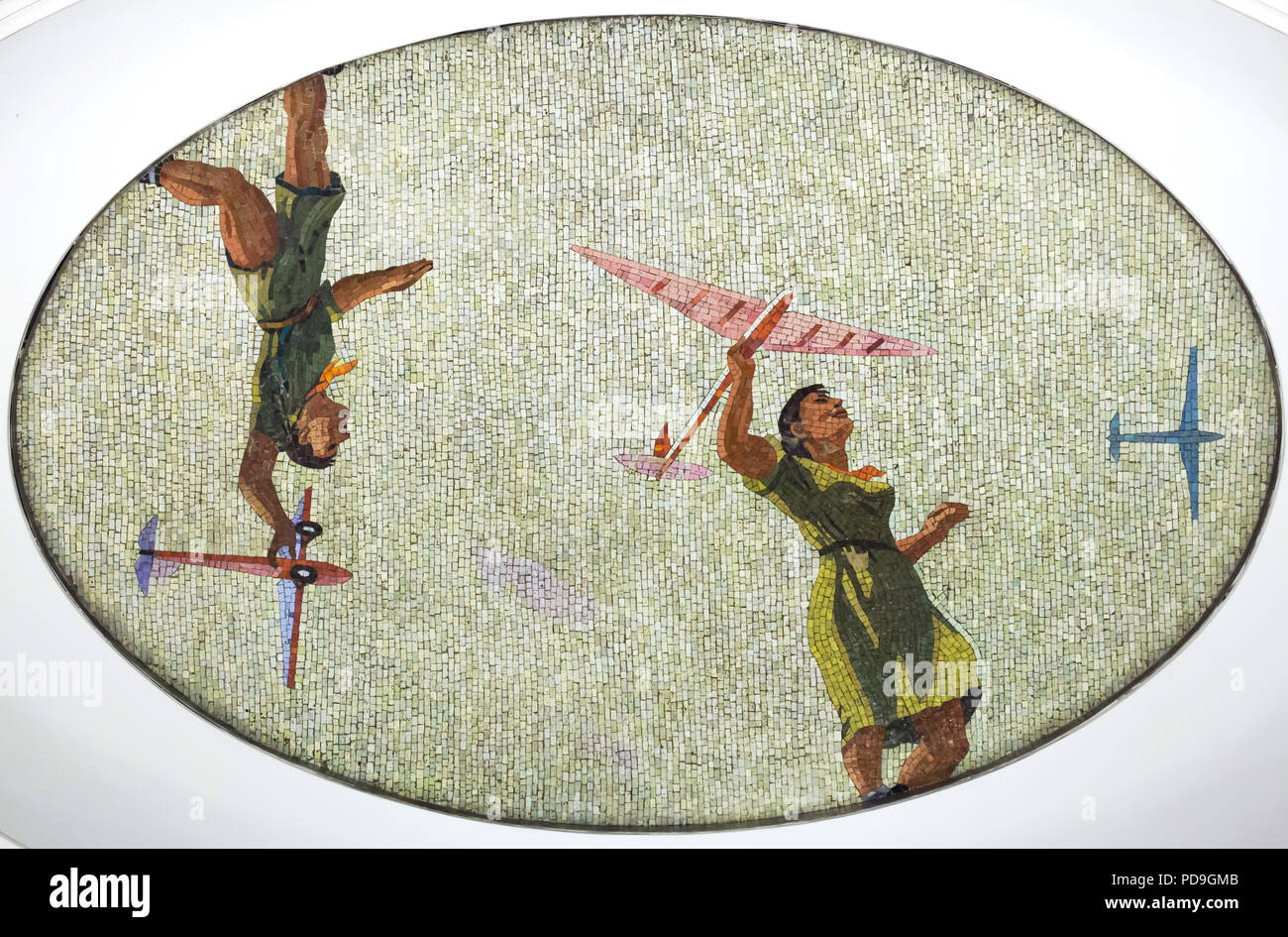 Sowjetische Pioniere sind eingerückt aeromodeling in der Decke Mosaik von sowjetischen Künstler Alexander Deyneka im U-Bahnhof Majakowskaja in Moskau, Rußland, mit dargestellt. Eines der Mosaike aus der dargelegten vierundzwanzig Stunden in den sowjetischen Luftraum von Russischen Mosaik master Vladimir Frolov im Jahre 1930 montiert. Stockfoto