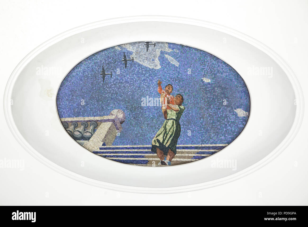 Mutter und Kind auf Flugzeuge, die in den Himmel in der Decke Mosaik von sowjetischen Künstler Alexander Deyneka im U-Bahnhof Majakowskaja in Moskau, Rußland, mit dargestellt. Eines der Mosaike aus der dargelegten vierundzwanzig Stunden in den sowjetischen Luftraum von Russischen Mosaik master Vladimir Frolov im Jahre 1930 montiert. Stockfoto