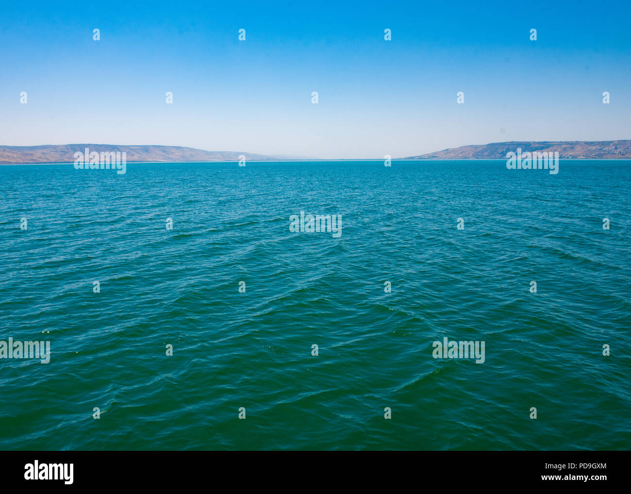 Seascape Der leuchtende blaue Grüne See Genezareth vom Boot aus nach Süden in Richtung Osten und Westen Banken auf den weiten Horizont, kleine Wellen und Welligkeit Stockfoto