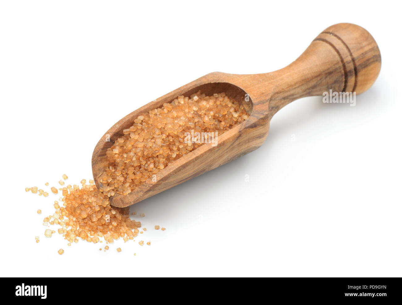 Brauner Zucker in Holz- schaufel isoliert auf weißem Stockfoto