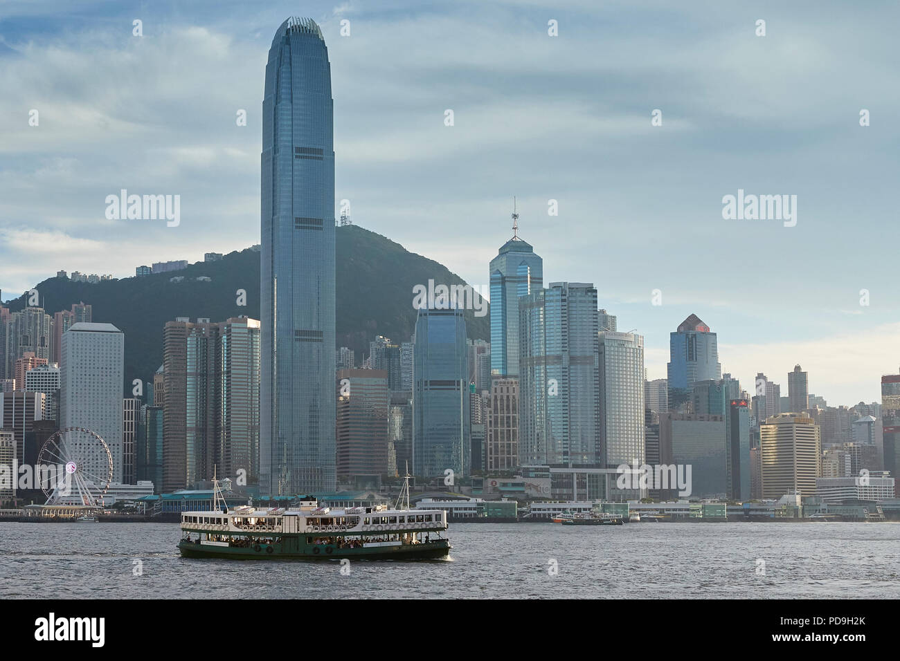 Vintage Star Ferry Hafen Tour Boat Crossing Victoria Harbour. Die Hong Kong Skyline im Hintergrund. Stockfoto