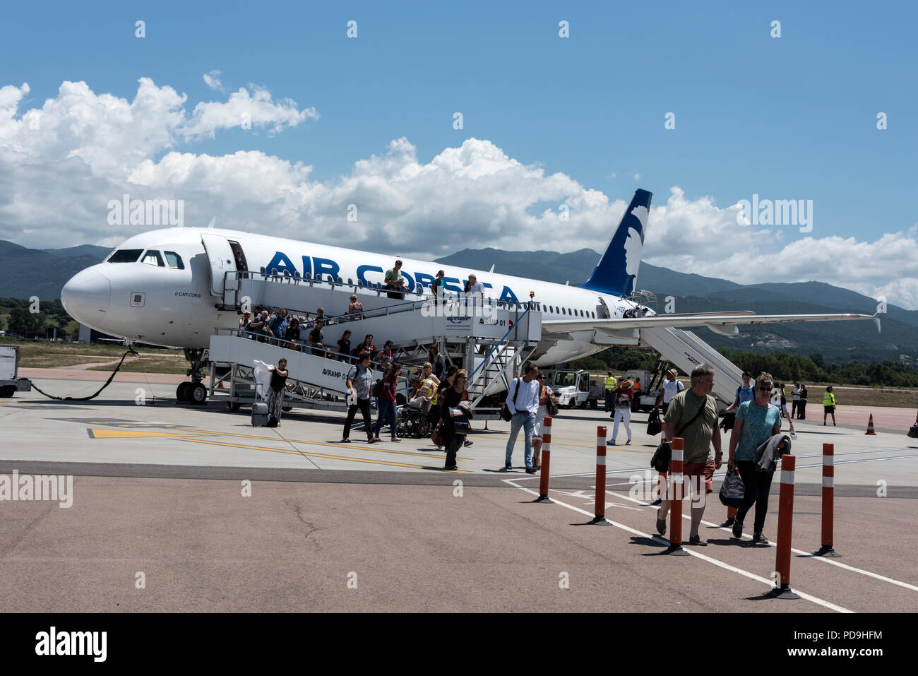Die Passagiere aussteigen aus einem Luft Korsika 320 Airbus auf Napoleon Bonaparte in Ajaccio Flughafen in der Nähe von Ajaccio auf Korsika, Frankreich. Stockfoto