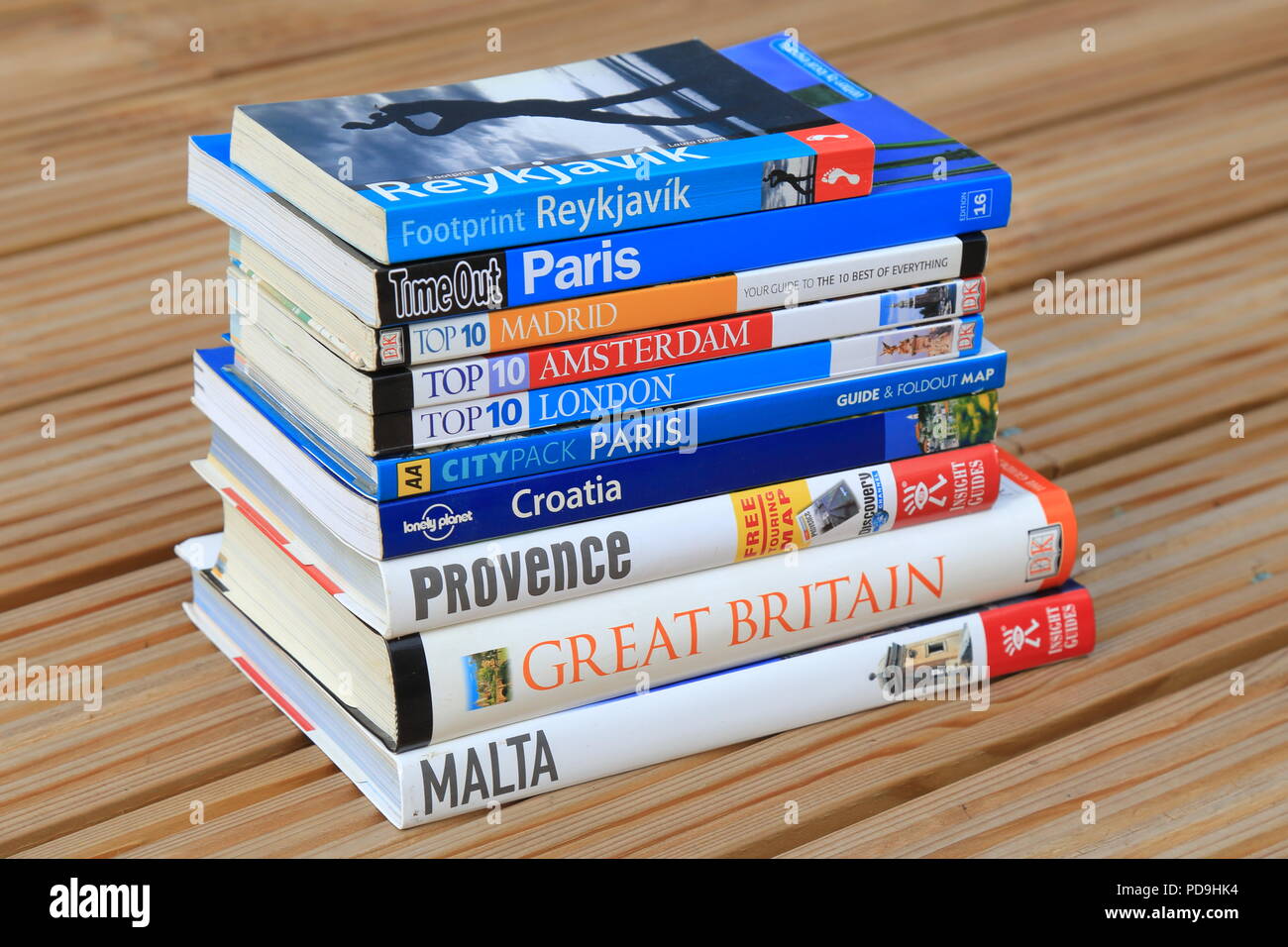 Stapel von Europäischen Reiseführer Bücher Stockfoto
