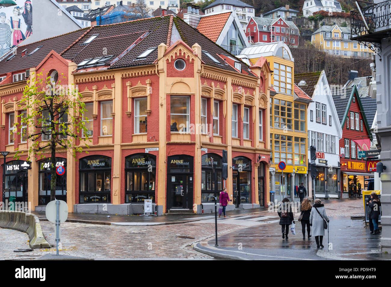 Bergen, Norwegen - 17. November 2017: Street View der norwegischen Stadt. Gewöhnliche Menschen sind auf der Straße Stockfoto