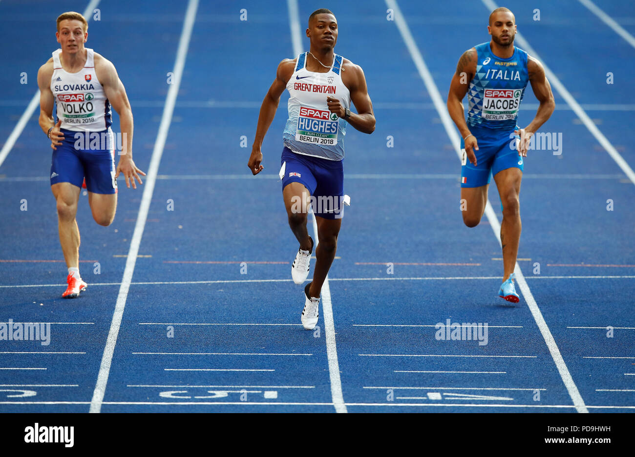 Großbritanniens Zharnel Hughes (Mitte) gewinnt die 100 m der Männer - Halbfinale 2 während des Tages eine der Europäischen Leichtathletik WM 2018 im Olympiastadion, Berlin. Stockfoto