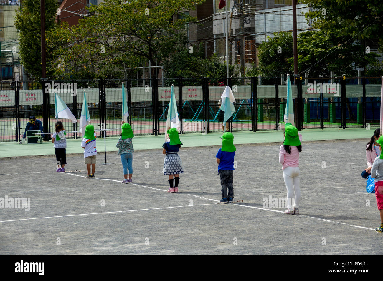 Japanische Schule Kinder Flagge formationTokyo Japan Asien Stockfoto