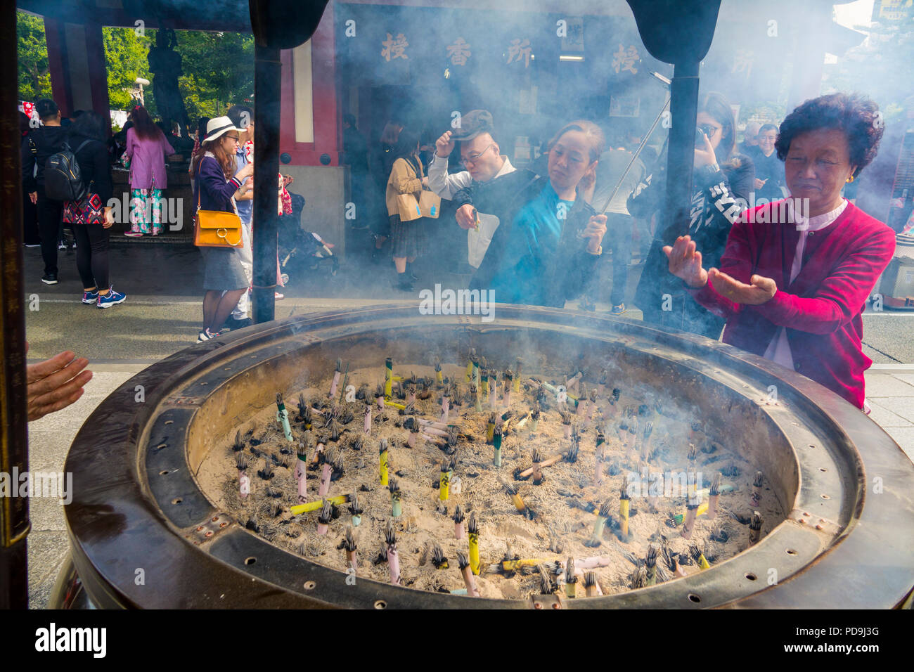 Asakusa Shinto Schrein Räucherstäbchen mit Nachrichten buddhistischen Tempel brennen Tokyo Japan Asien Stockfoto