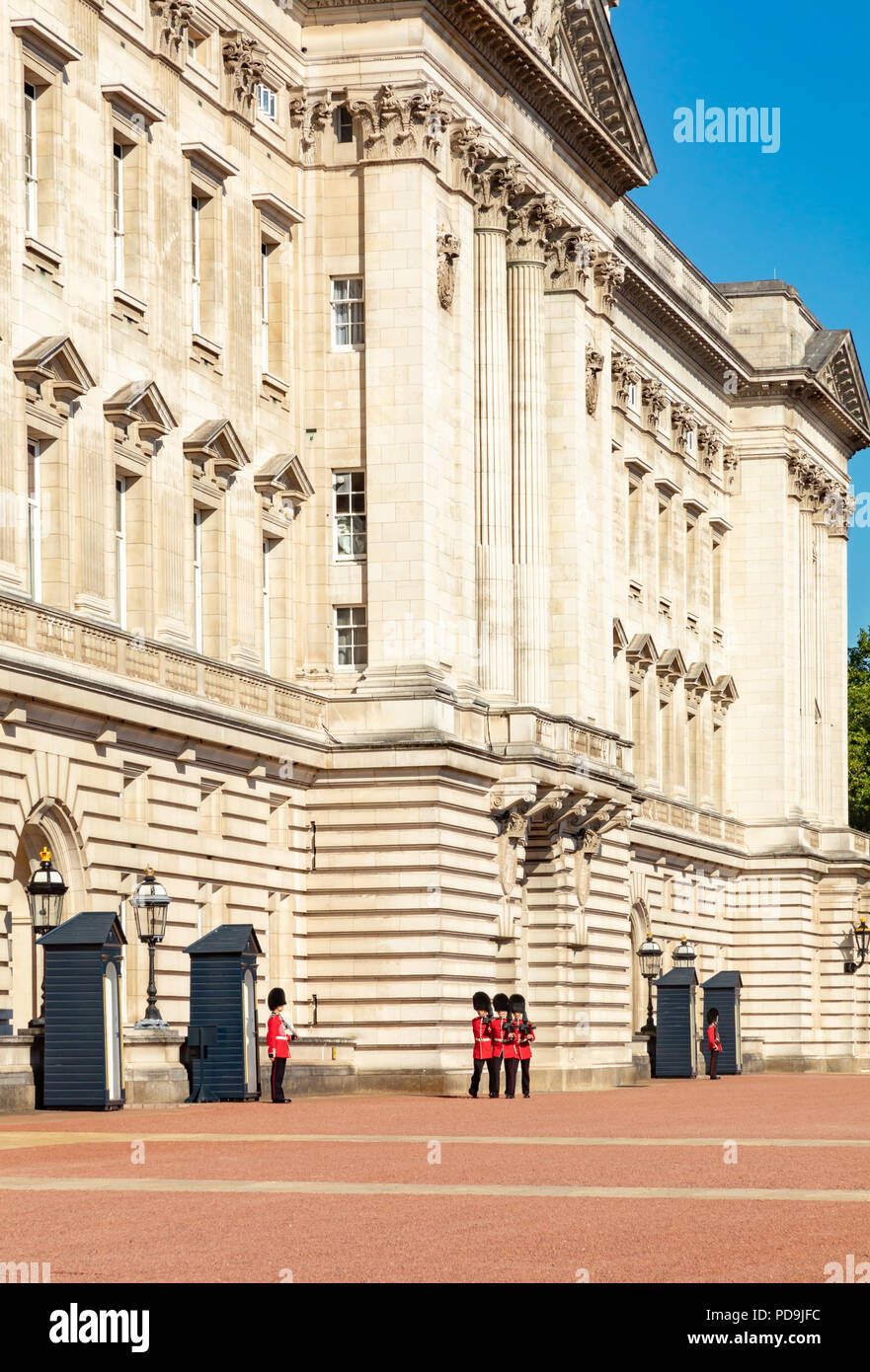 London England August 05, 2018 Soldaten der Grenadier Guards auf Wache am Buckingham Palace, das London Residenz Ihrer Majestät Königin Elizabe Stockfoto