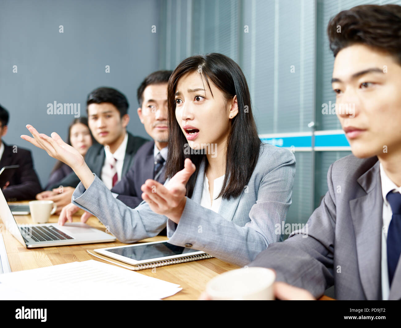 Jungen asiatischen Business woman executive Engagieren in einer hitzigen Diskussion während der Tagung. Stockfoto