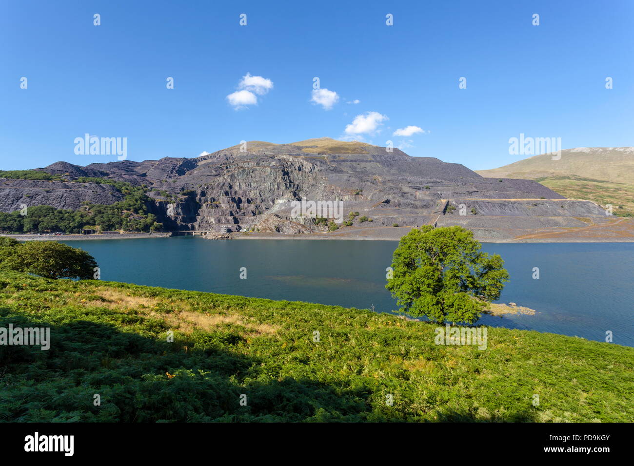 Die riesige Dinorwic schiefer Steinbruch auf der Seite der Elidir Fawr. Über Llyn Peris der unteren See von dinorwig Pumpe storage power station gesehen. Stockfoto