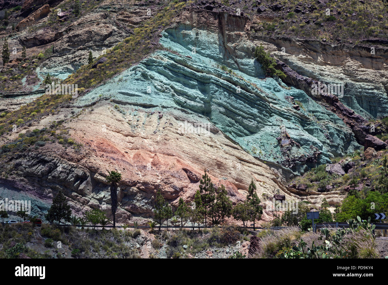 Türkisfarbener rock Layer los Azulejos de Veneguera, Vulkangestein durchdrungen von Natrium Eisensilikat, Mogan, Gran Canaria Stockfoto