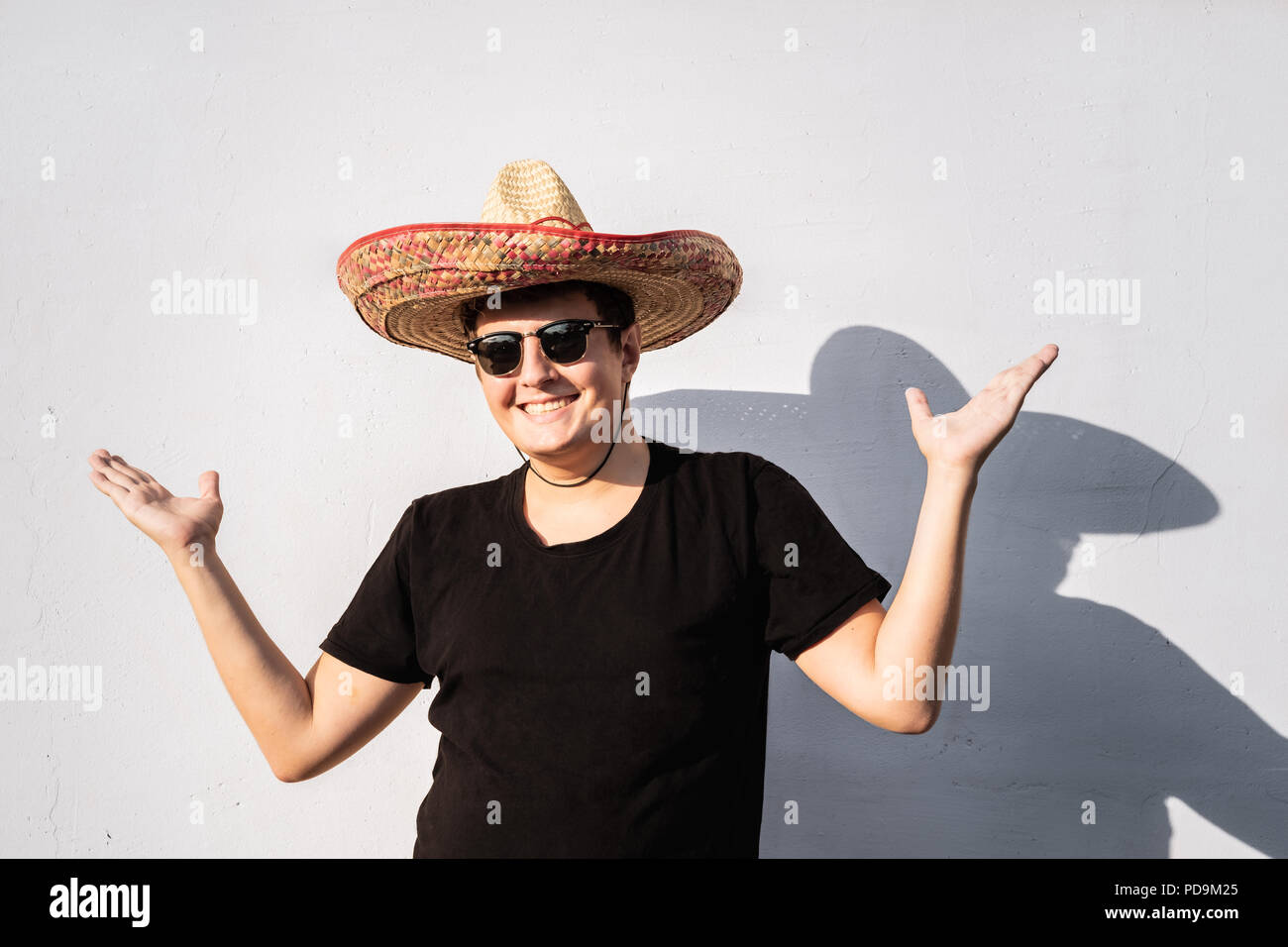 Fröhliche junge männliche Person im Sombrero. Mexiko Unabhängigkeit festliche Konzept der Mann mit nationalen Mexican Hat Stockfoto