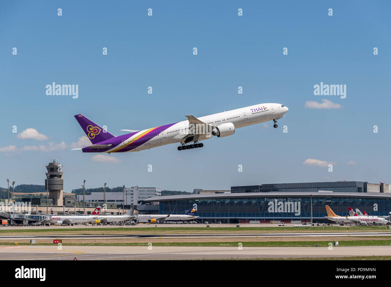 Fluggesellschaft Thai Airways Boeing 777-300startet am Flughafen Zürich, Schweiz Stockfoto