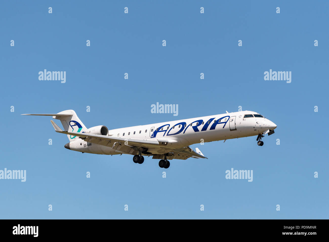 Bombardier CRJ-701 der Fluggesellschaft Adria Airways beim Landeanflug, Schweiz Stockfoto
