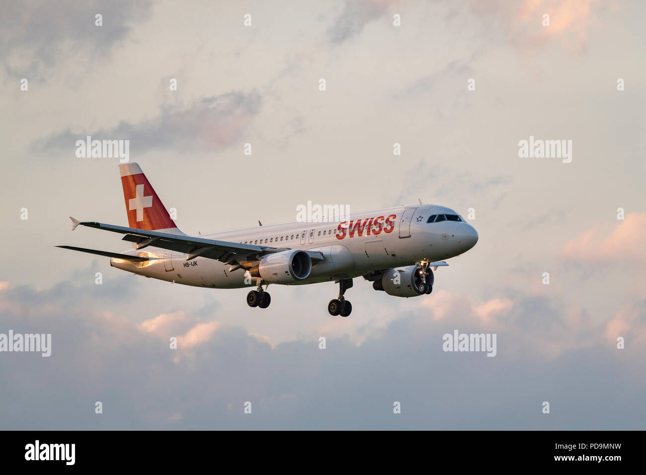 Airbus A 320-214 der Schweizer Fluggesellschaft beim Landeanflug, Cloud Himmel, Schweiz Stockfoto