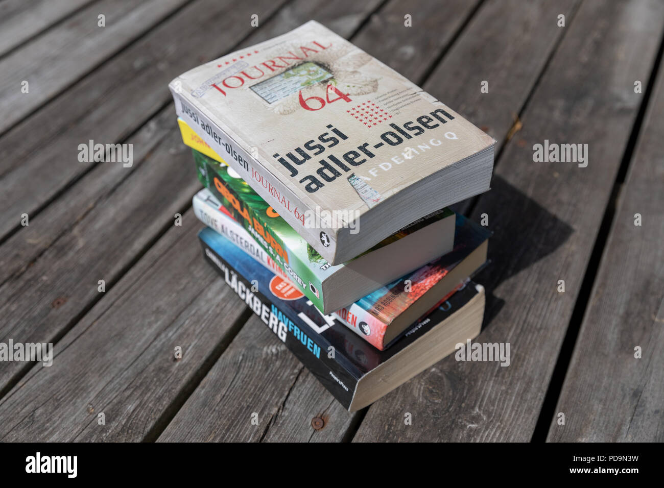 Stapel Bucher Jussi Adler Olsen Camilla Lackberg Usw Auf Danisch Auf Holzernen Terrasse Stockfotografie Alamy