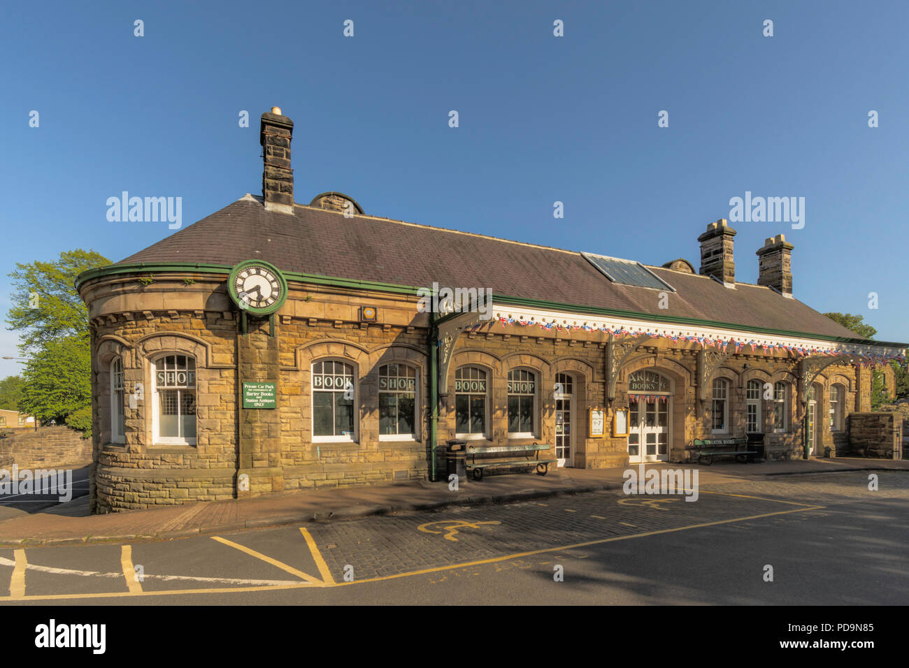 Teil des stillgelegten Bahnhof in Alnwick, Northumberland und nun auch für den Verkauf von Büchern verwendet und durch Tausch Bücher besessen. Stockfoto