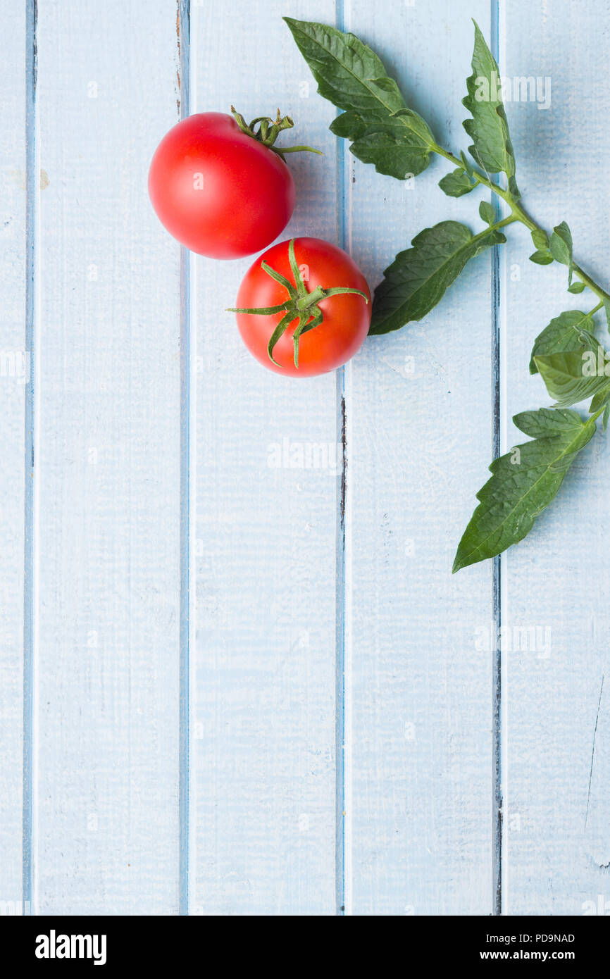 Leckere rote Tomaten am Küchentisch. Stockfoto