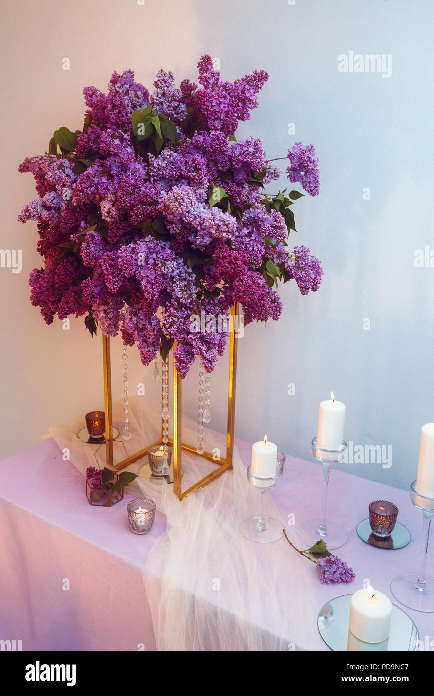 Zusammensetzung der lila Blumen auf dem Tisch im Studio Stockfoto