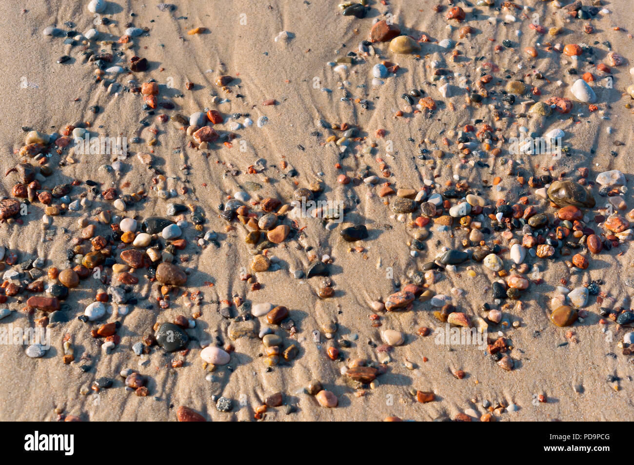 Meer Steine auf dem nassen Sand, Meer, Sand und kleinen Steinen Stockfoto
