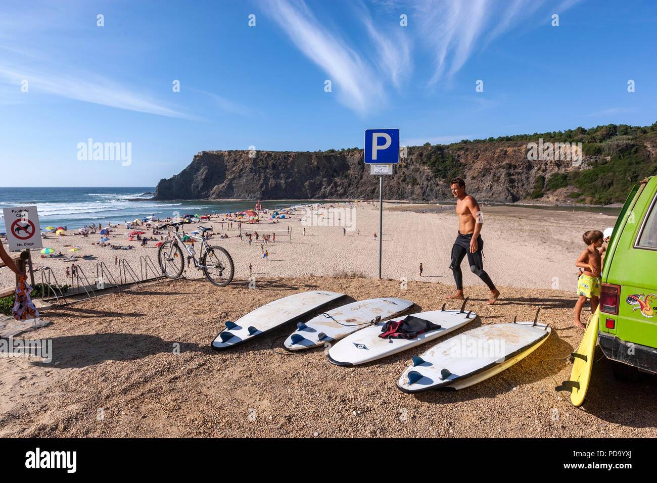 Surfer mit ihrem Surfbrett in der Strand Praia de Odeceixe Mar, Aljezur, Algarve, Portugal. Stockfoto