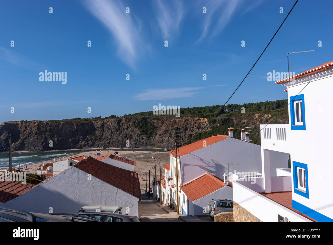Häuser in der Nähe der Praia de Odeceixe Mar, Aljezur, Algarve, Portugal. Stockfoto