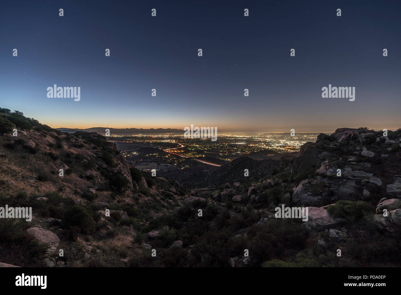 Predawn Ansicht des San Fernando Valley in Los Angeles, Kalifornien. Von Rocky Peak Park in der Nähe von Simi Valley erschossen. Stockfoto