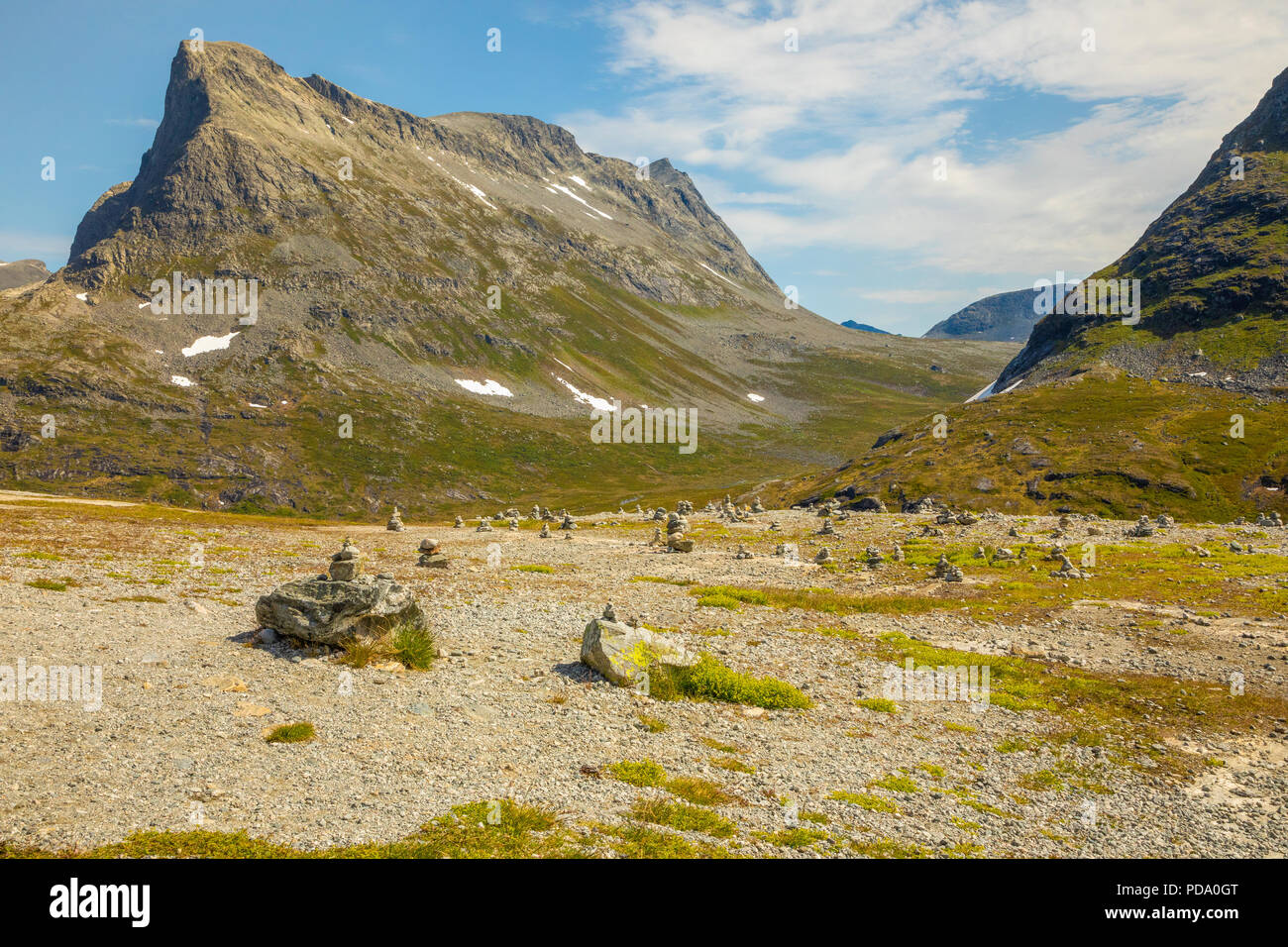 Stein Pyramiden am Berg Hintergrund in der Nähe der Trollstigen, Norwegen Stockfoto