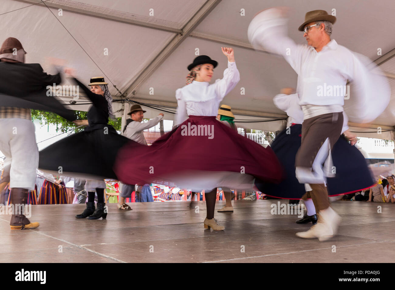 Alcala, Teneriffa, Kanarische Inseln. 30. Mai 2018. Musiker und Tänzer aus lokalen folkloristische Gruppen Durchführung traditioneller Gesang und Tanz in typischer Trad Stockfoto