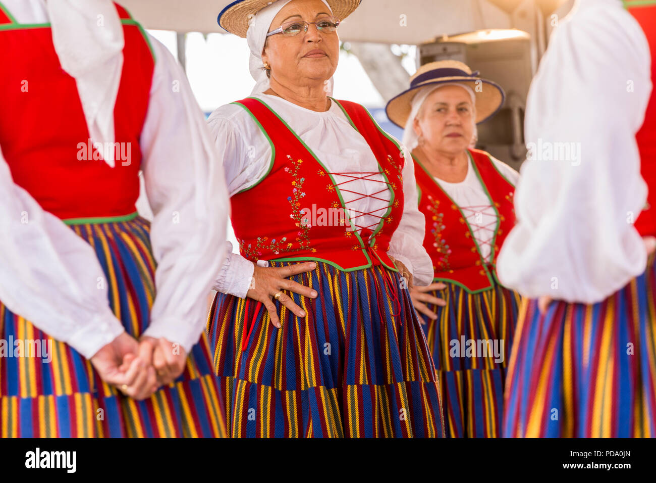 Alcala, Teneriffa, Kanarische Inseln. 30. Mai 2018. Musiker und Tänzer aus lokalen folkloristische Gruppen Durchführung traditioneller Gesang und Tanz in typischer Trad Stockfoto