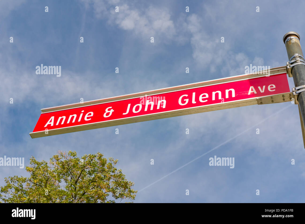 COLUMBUS, OH/USA - 21. OKTOBER 2017: Annie und John Glenn Avenue Zeichen auf dem Campus der Ohio State University. Stockfoto