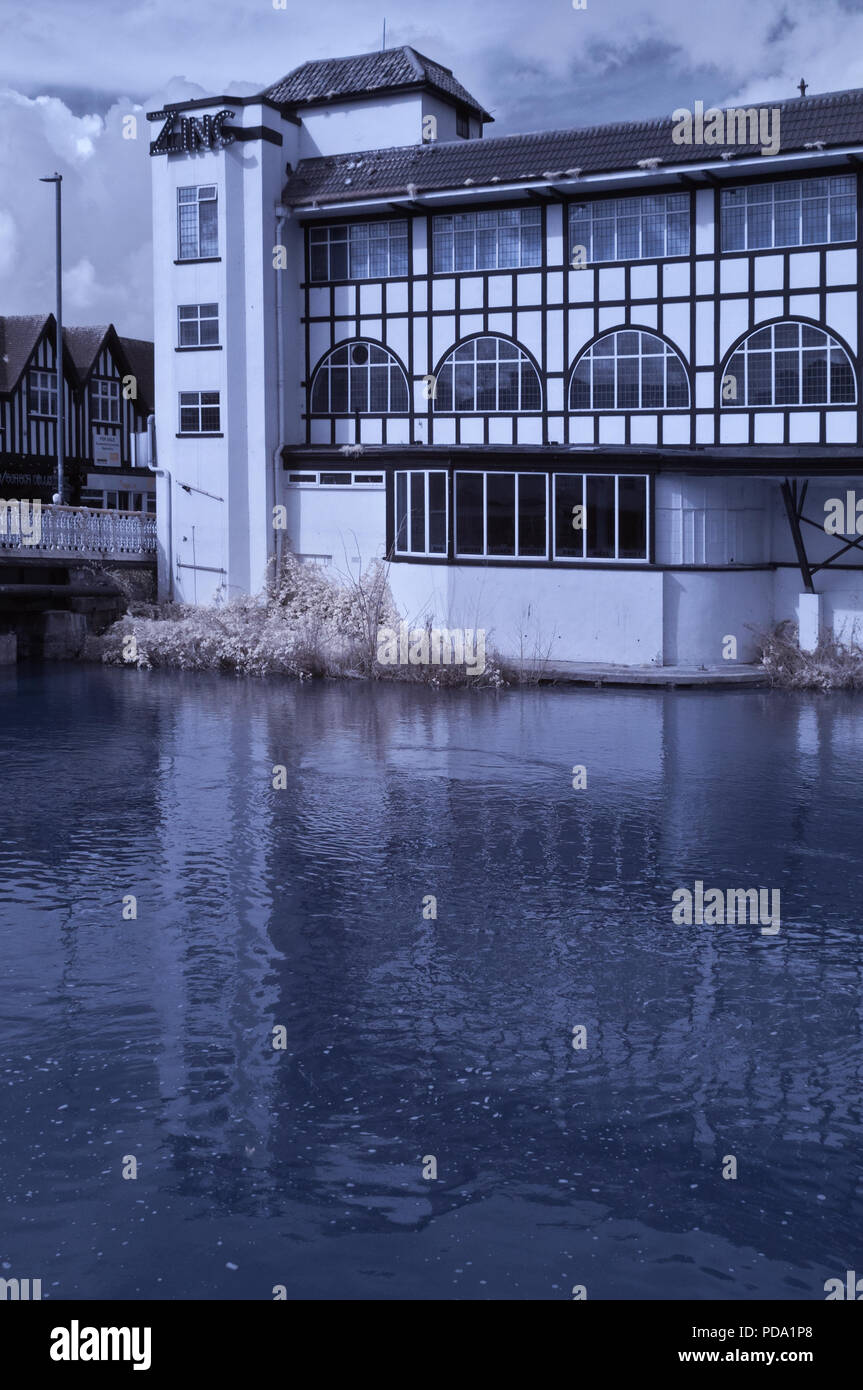 Ein IR-Bild der alten Gebäude auf dellers Kai und ihre Überlegungen in den Fluss Ton im Zentrum von Taunton, Somerset, UK Stockfoto