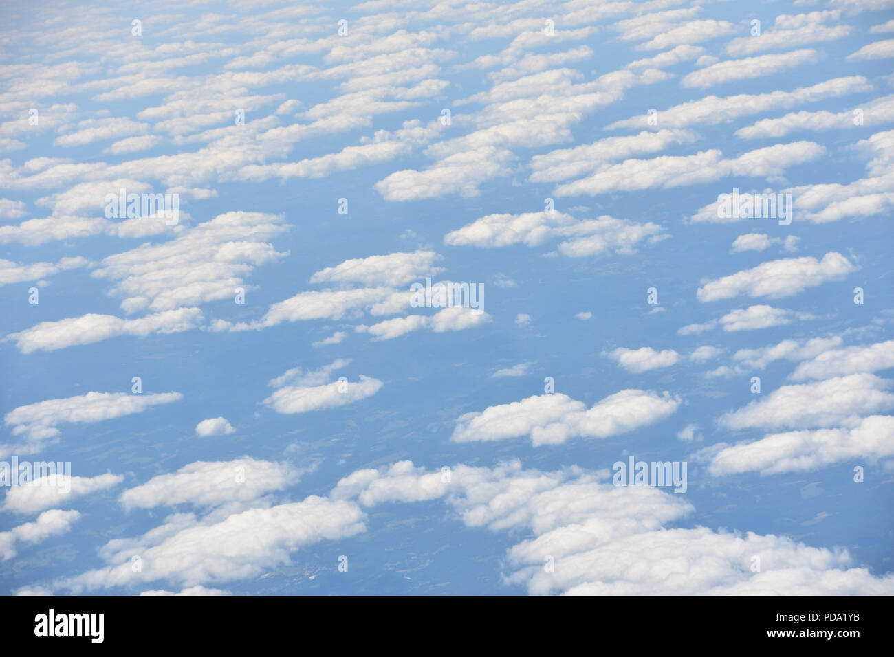 Wolken von 30.000 Fuß nach unten Stockfoto
