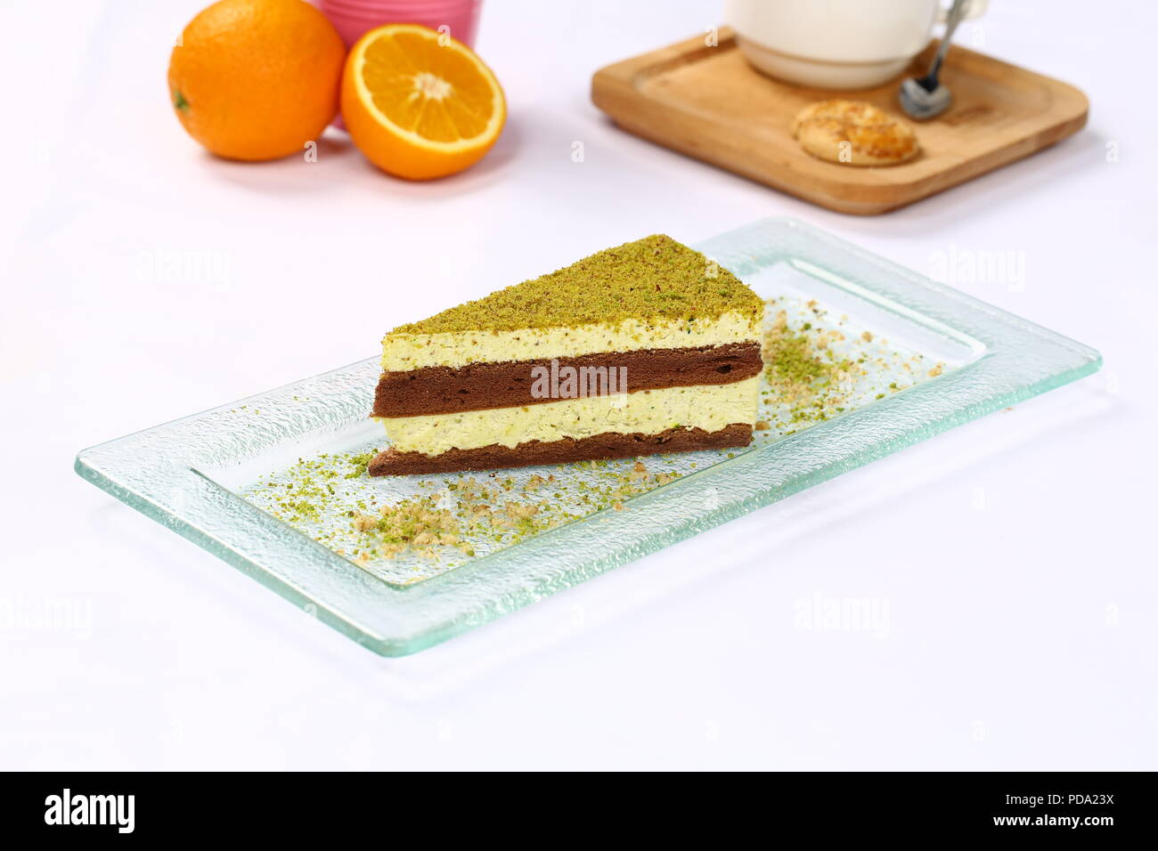 Drei chocolate layered Mousse Cake - Pistazien Käsekuchen Stockfoto