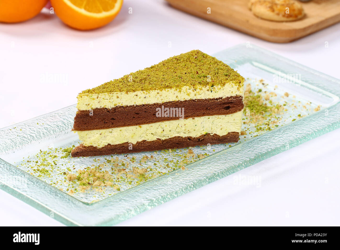 Drei chocolate layered Mousse Cake - Pistazien Käsekuchen Stockfoto