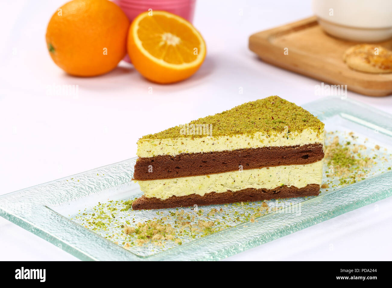 Drei chocolate layered Mousse Cake - Pistazien Käsekuchen Stockfoto