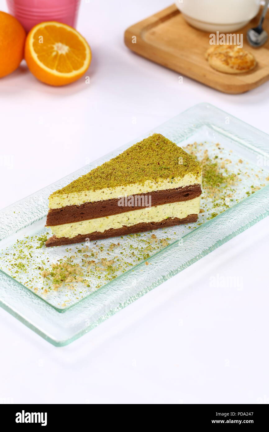 Drei chocolate layered Mousse Cake - Pistazien Käsekuchen Stockfoto