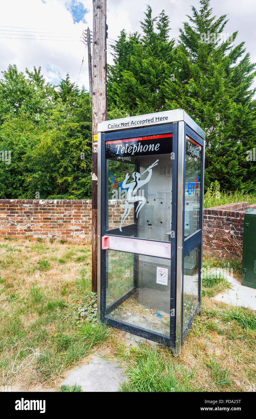 Nutzlos, alten, stillgelegten BT Telefonzelle mit Telefon im Little Bedwyn, einem kleinen ländlichen Dorf in Wiltshire entfernt, Südengland im Sommer Stockfoto